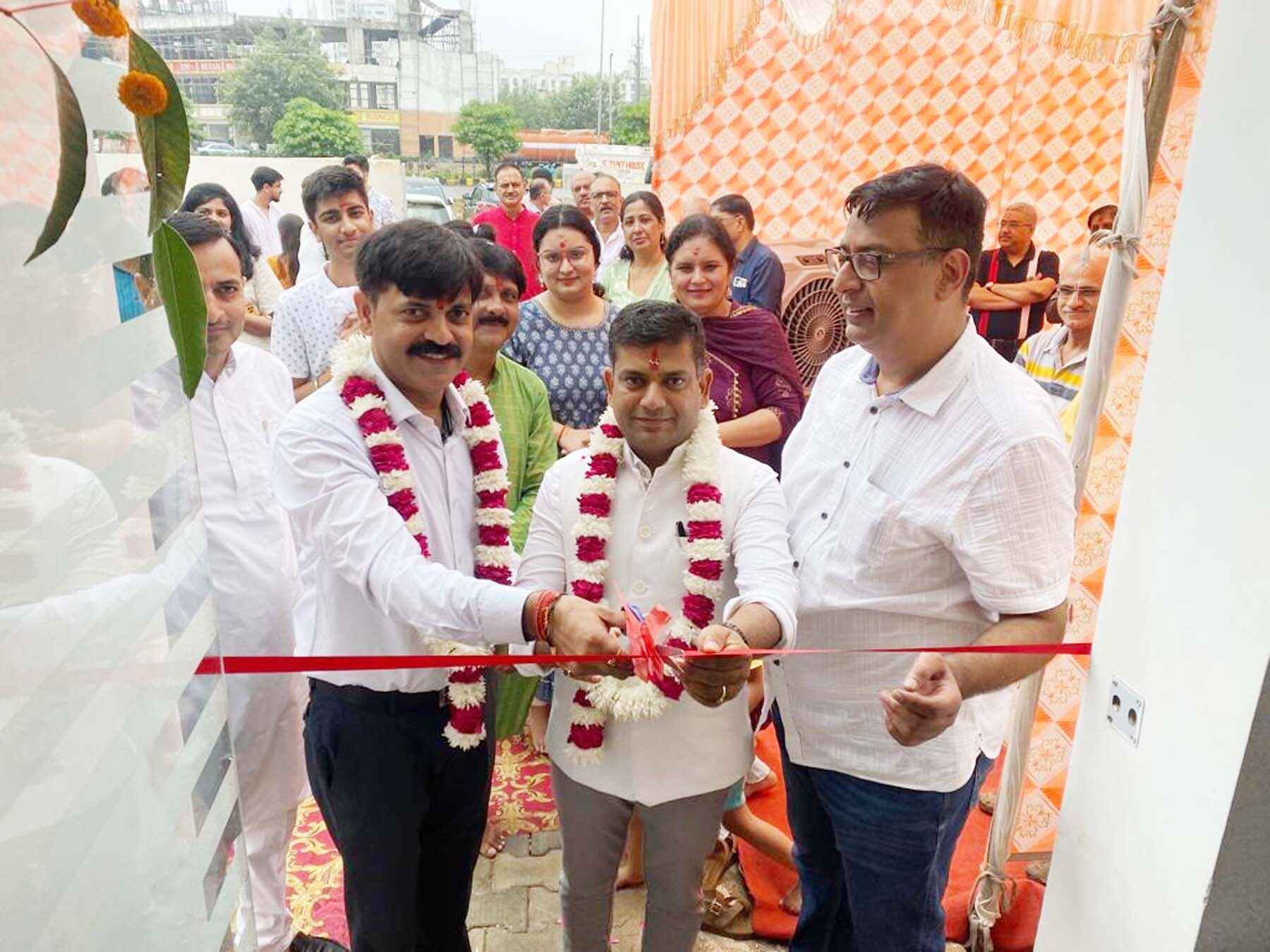 Dr. DP Goyal inaugurating the Physiotherapy Center in Sector-83, Gurugram.
