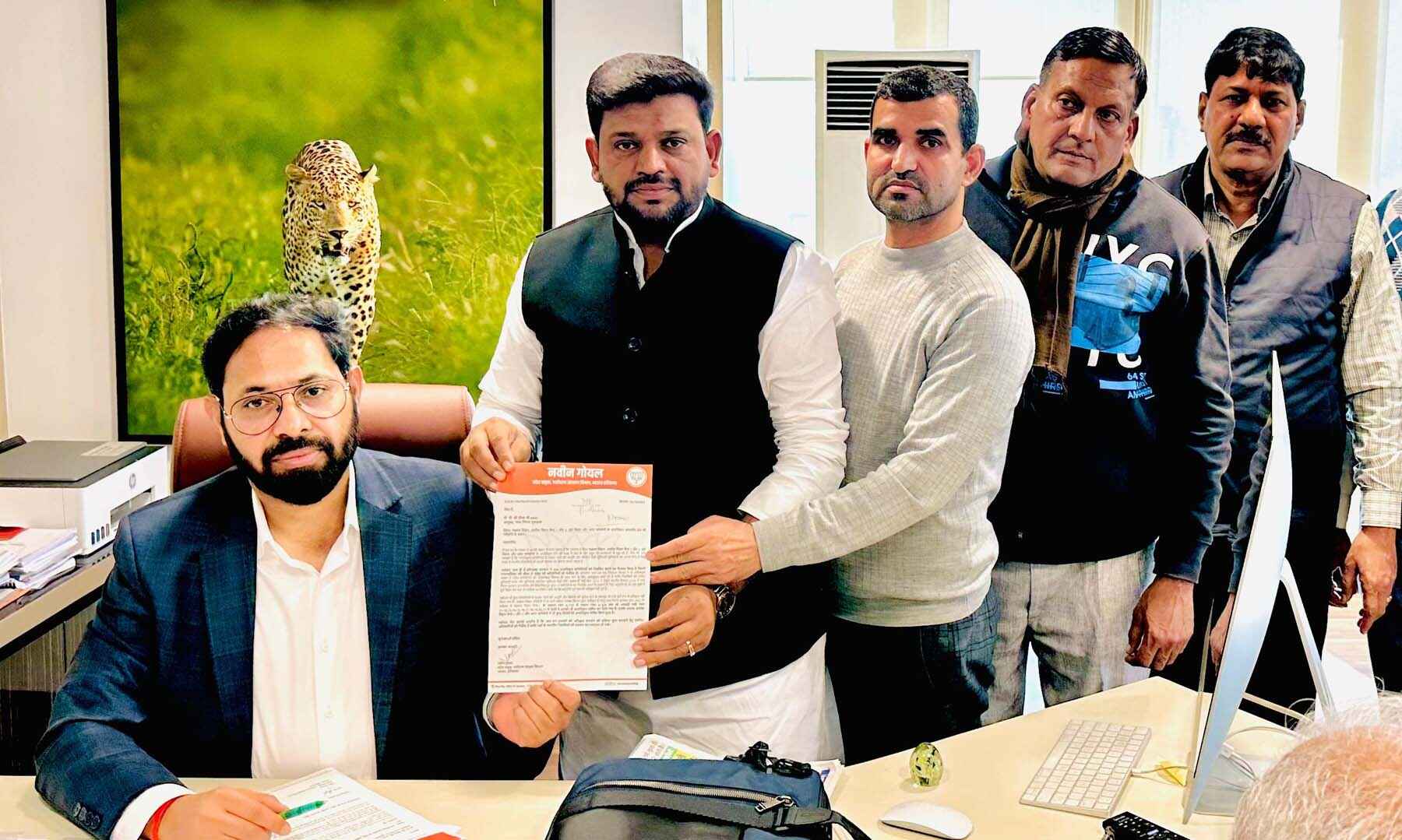 handing over the demand letter to Municipal Corporation Gurugram Commissioner PC Meena demanding to provide facilities in various areas of Gurugram